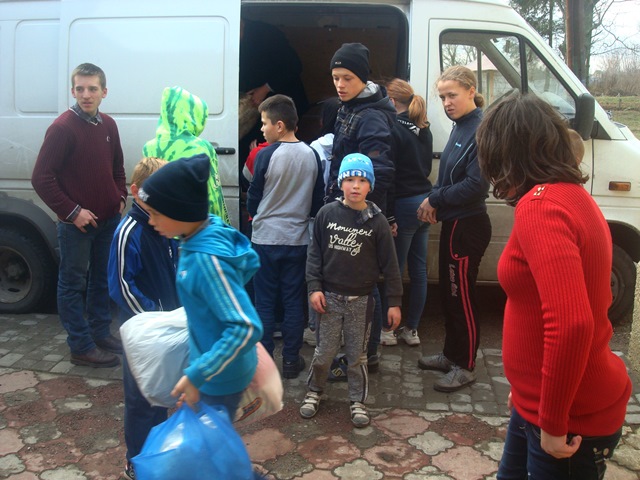 Дітки допомагають з пакунками 